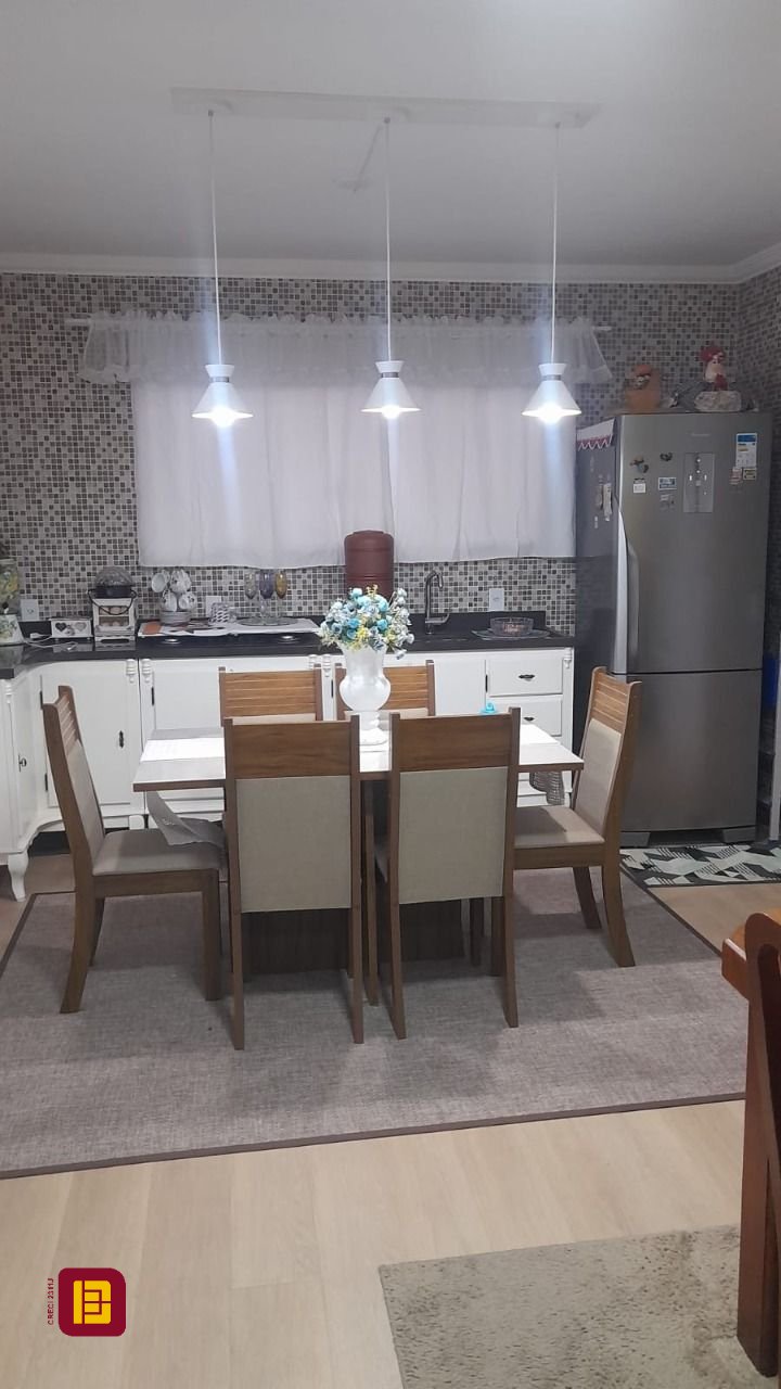 Casa com 200m², 4 quartos (sendo 1 suíte), 2 garagens, no bairro Rio Vermelho em Florianópolis