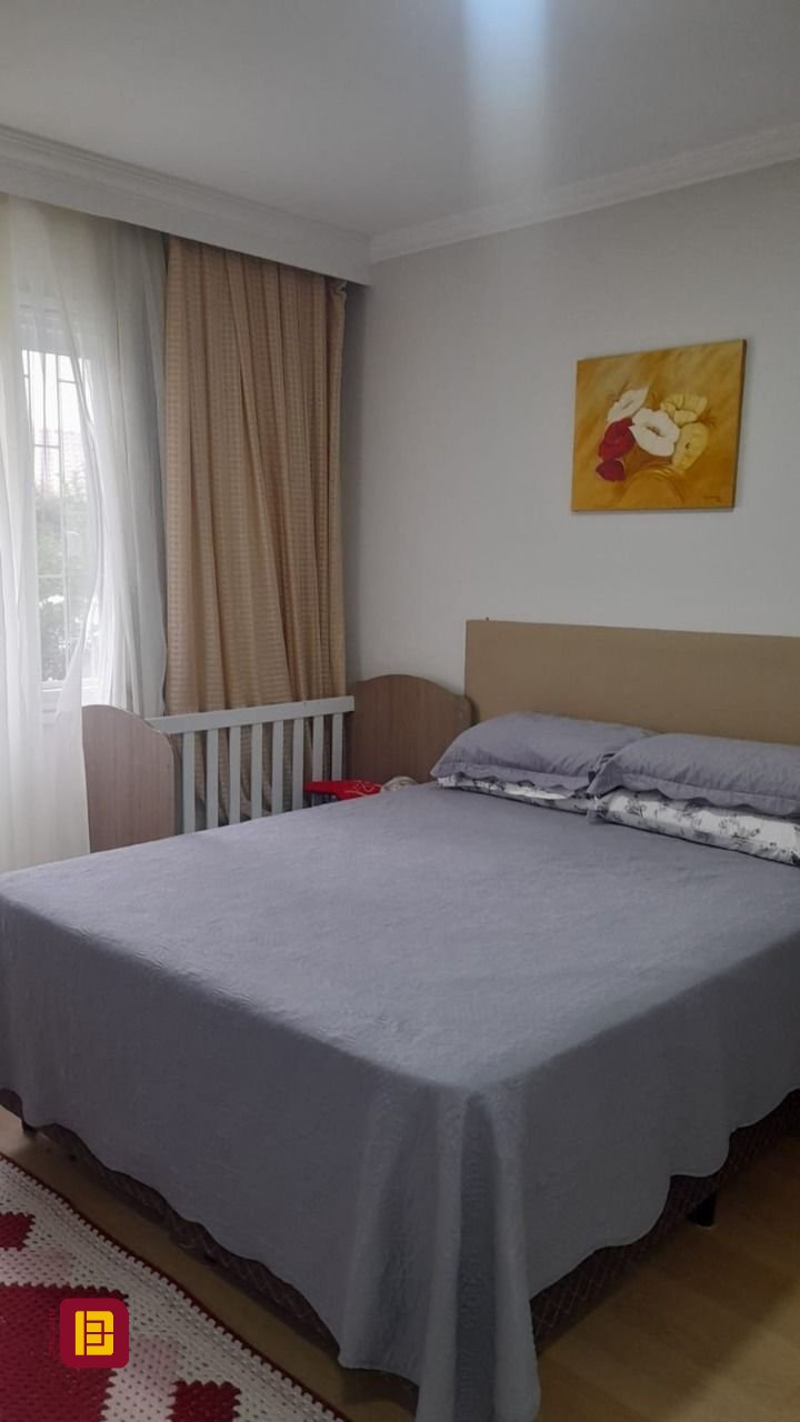 Casa com 200m², 4 quartos (sendo 1 suíte), 2 garagens, no bairro Rio Vermelho em Florianópolis
