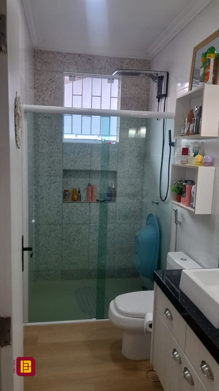 Casa com 200m², 4 quartos (sendo 1 suíte), 2 garagens, no bairro Rio Vermelho em Florianópolis