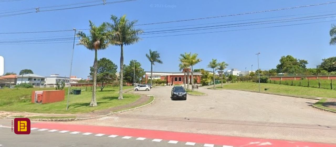 Casa com 454m², 8 quartos (sendo 4 suítes), 3 garagens, no bairro Rio Tavares em Florianópolis