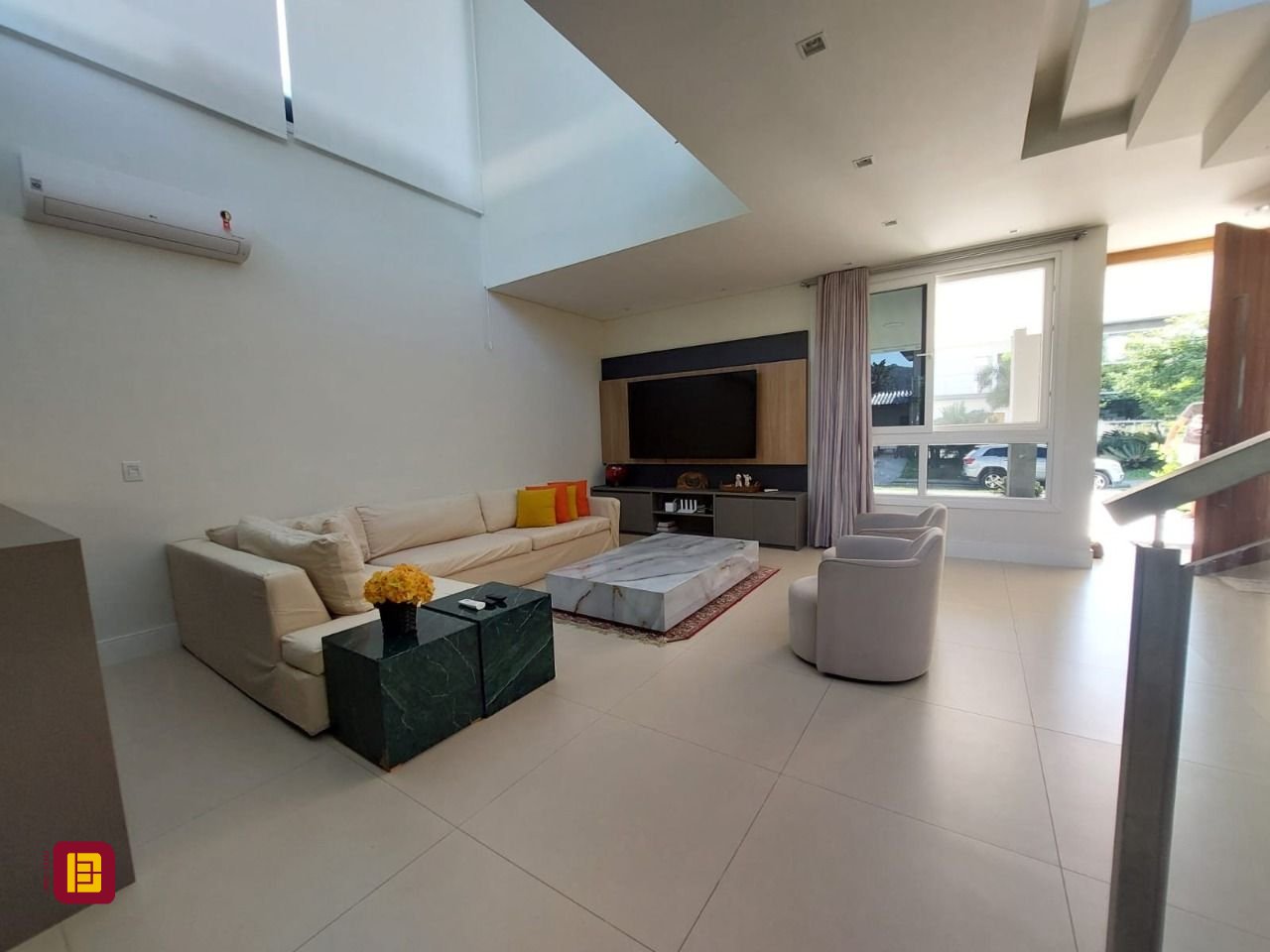 Casa com 454m², 8 quartos (sendo 4 suítes), 3 garagens, no bairro Rio Tavares em Florianópolis