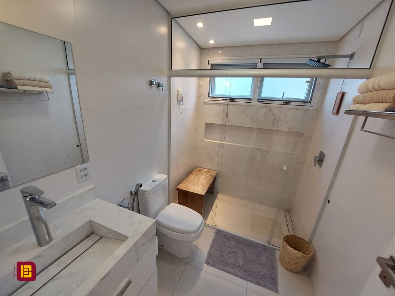 Casa com 454m², 8 quartos (sendo 4 suítes), 3 garagens, no bairro Rio Tavares em Florianópolis