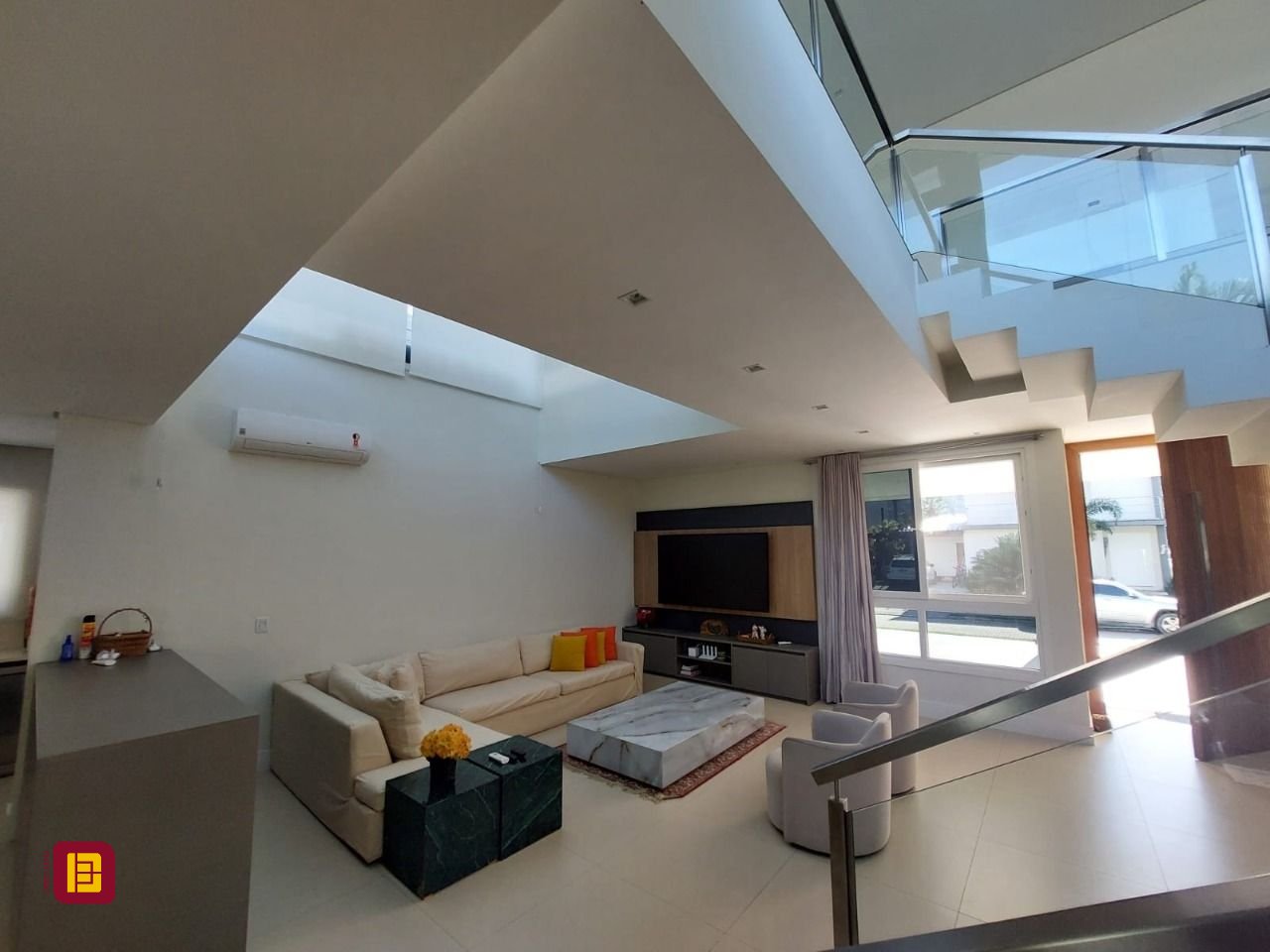 Casa com 454m², 8 quartos (sendo 4 suítes), 3 garagens, no bairro Rio Tavares em Florianópolis