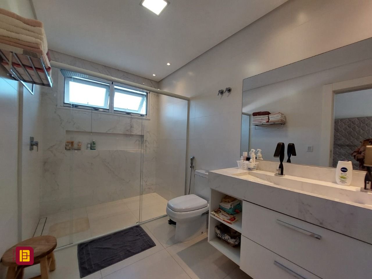 Casa com 454m², 8 quartos (sendo 4 suítes), 3 garagens, no bairro Rio Tavares em Florianópolis