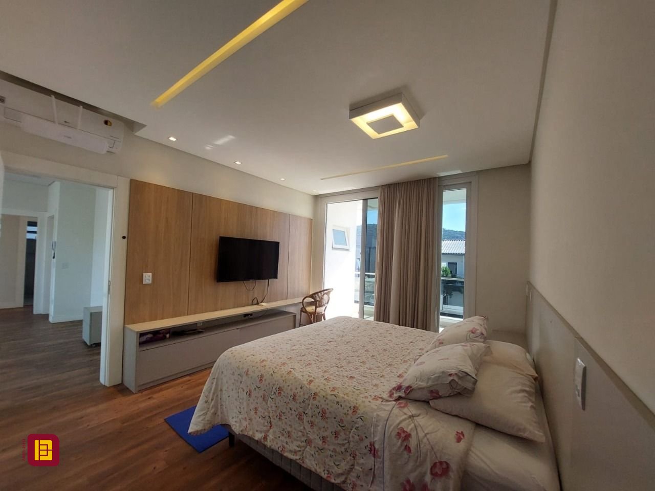 Casa com 454m², 8 quartos (sendo 4 suítes), 3 garagens, no bairro Rio Tavares em Florianópolis