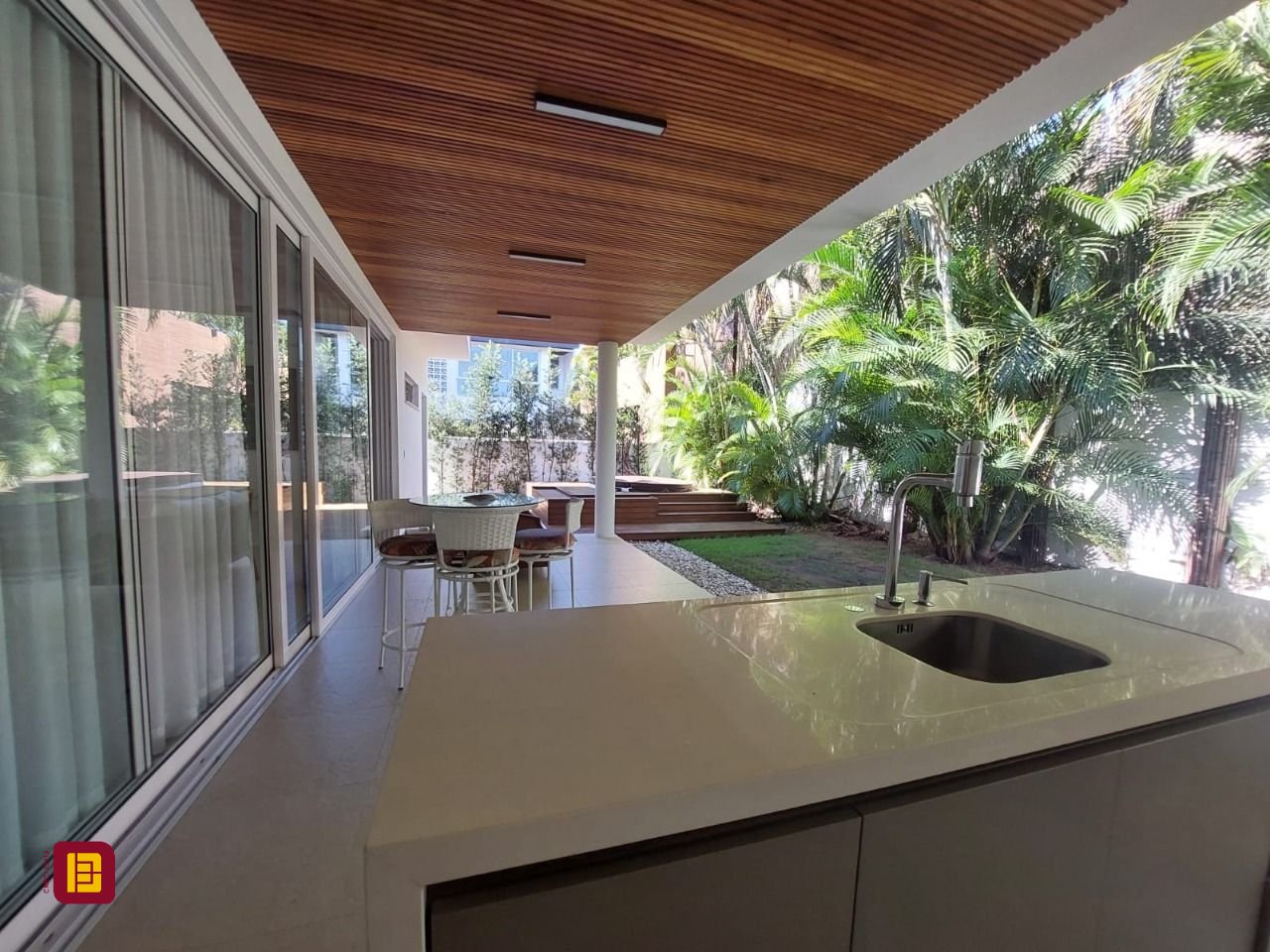 Casa com 454m², 8 quartos (sendo 4 suítes), 3 garagens, no bairro Rio Tavares em Florianópolis