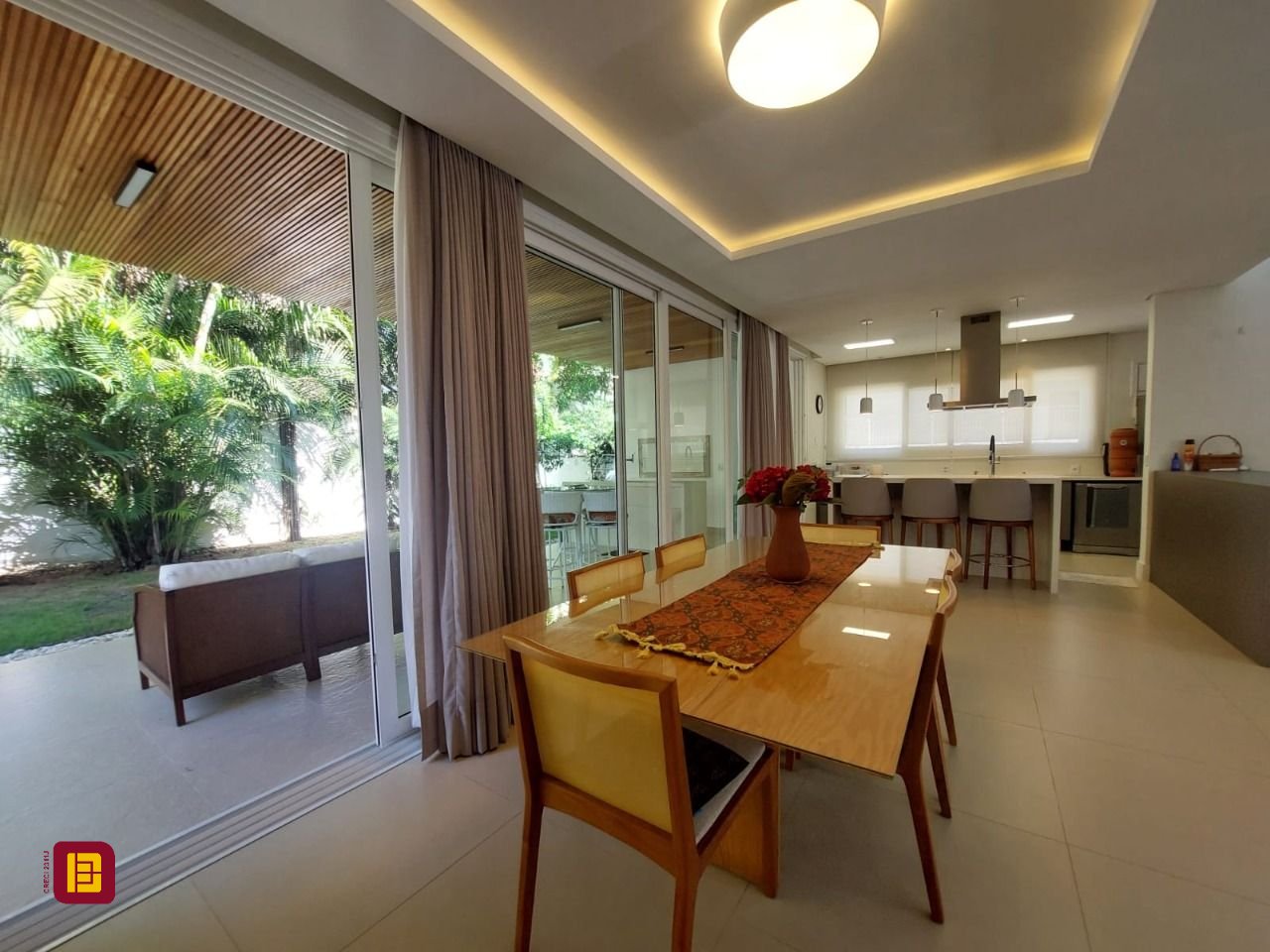 Casa com 454m², 8 quartos (sendo 4 suítes), 3 garagens, no bairro Rio Tavares em Florianópolis