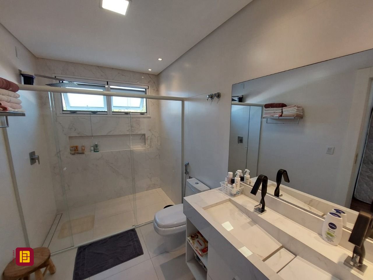 Casa com 454m², 8 quartos (sendo 4 suítes), 3 garagens, no bairro Rio Tavares em Florianópolis