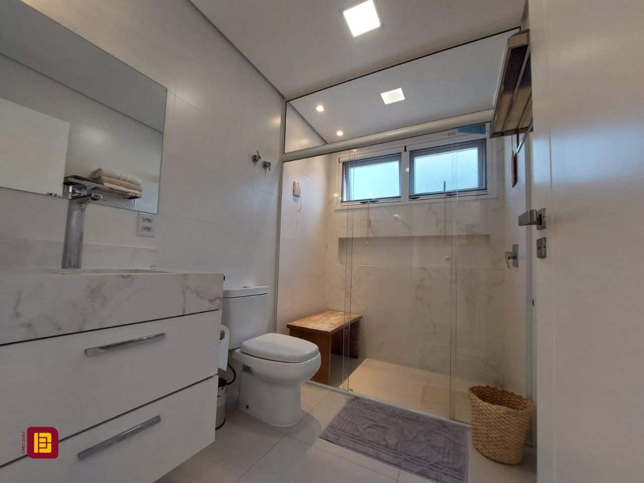 Casa com 454m², 8 quartos (sendo 4 suítes), 3 garagens, no bairro Rio Tavares em Florianópolis