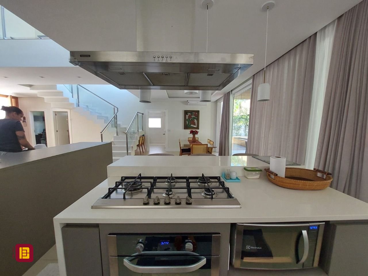 Casa com 454m², 8 quartos (sendo 4 suítes), 3 garagens, no bairro Rio Tavares em Florianópolis