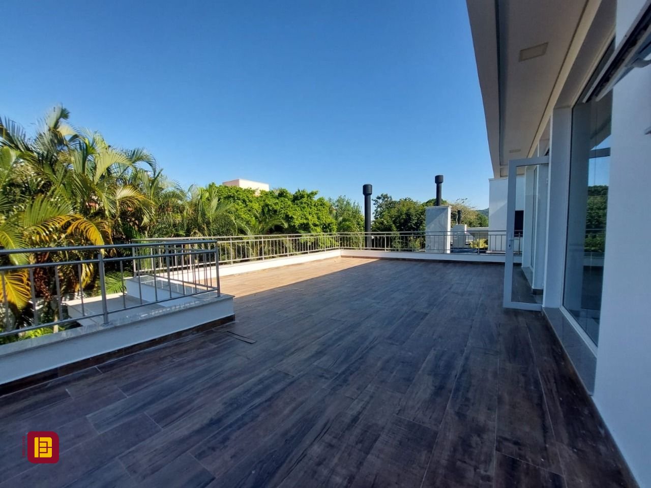 Casa com 454m², 8 quartos (sendo 4 suítes), 3 garagens, no bairro Rio Tavares em Florianópolis