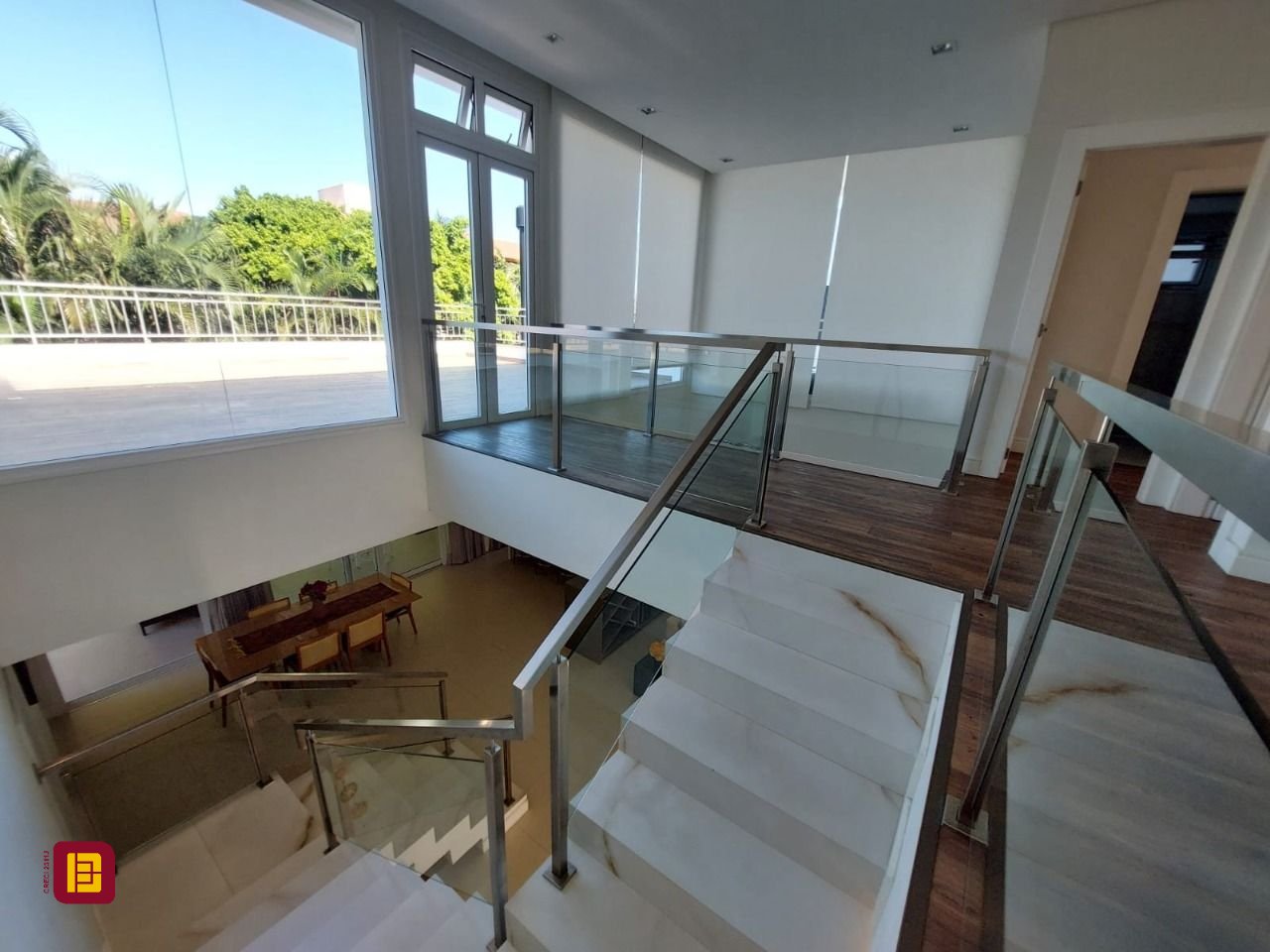 Casa com 454m², 8 quartos (sendo 4 suítes), 3 garagens, no bairro Rio Tavares em Florianópolis