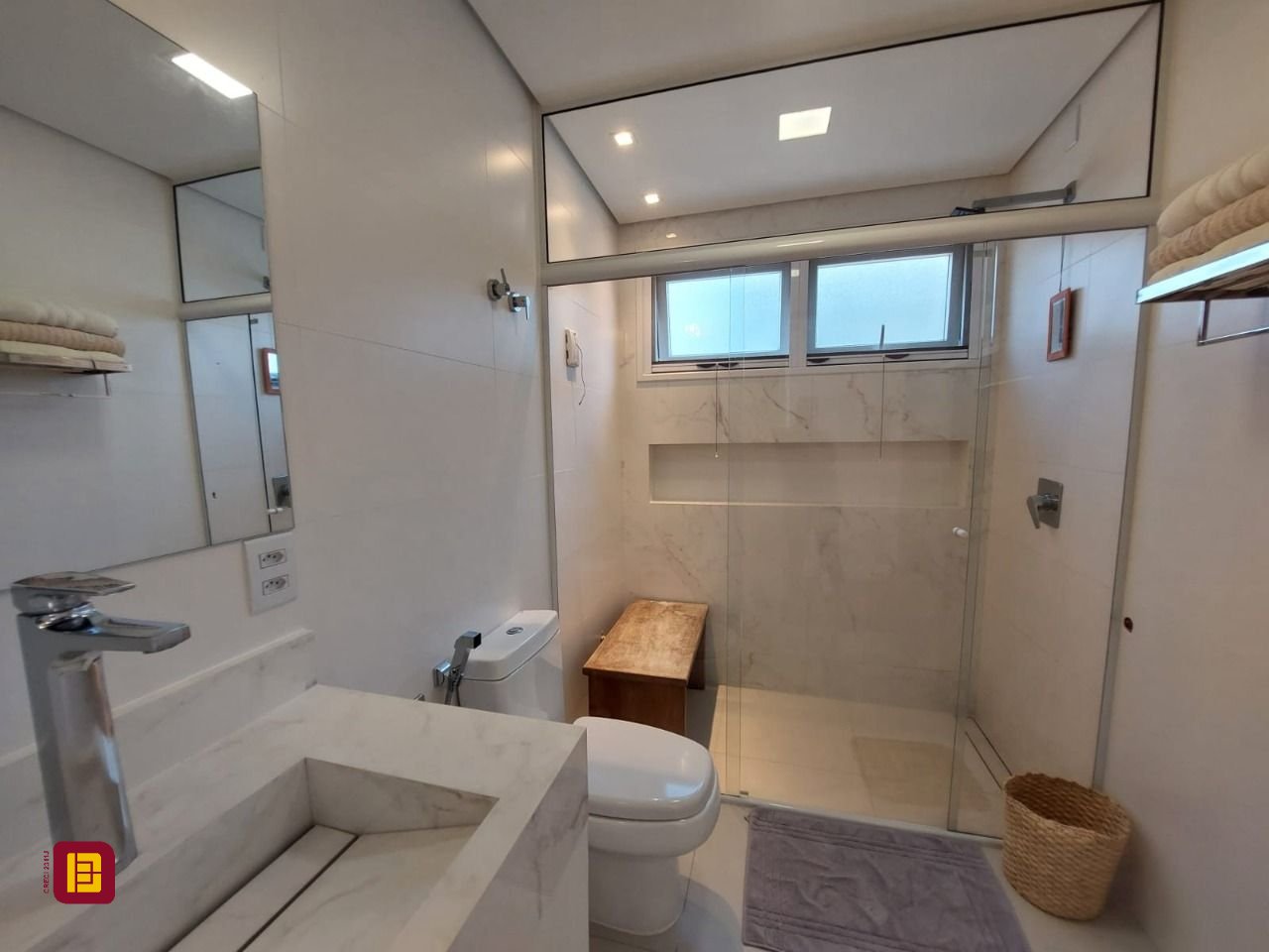 Casa com 454m², 8 quartos (sendo 4 suítes), 3 garagens, no bairro Rio Tavares em Florianópolis