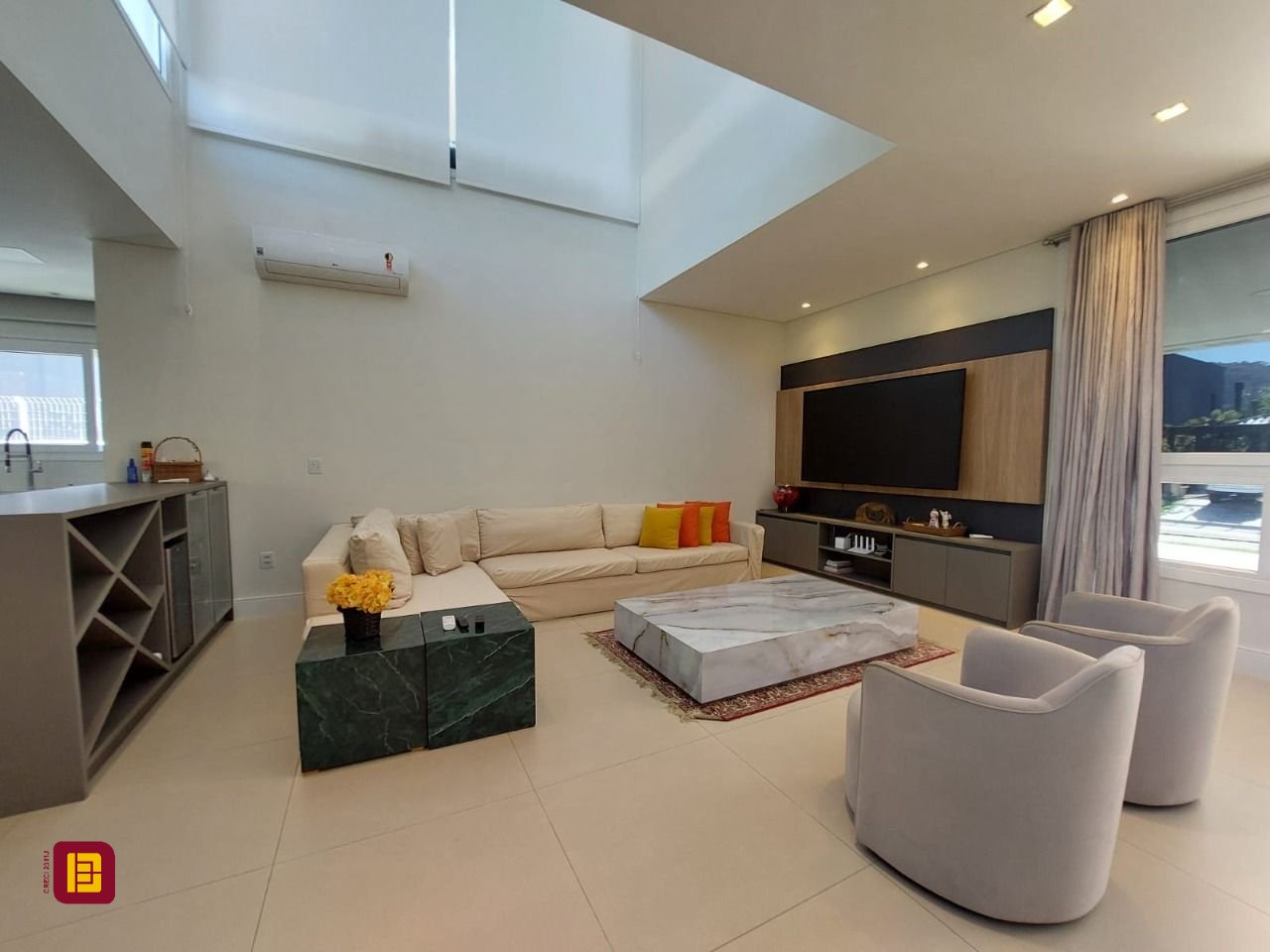 Casa com 454m², 8 quartos (sendo 4 suítes), 3 garagens, no bairro Rio Tavares em Florianópolis