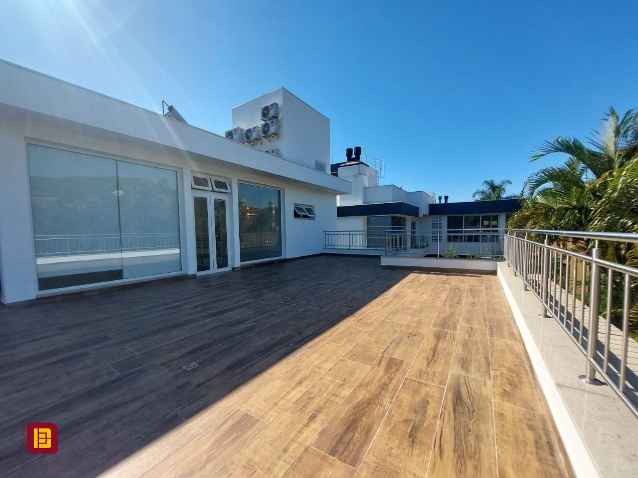 Casa com 454m², 8 quartos (sendo 4 suítes), 3 garagens, no bairro Rio Tavares em Florianópolis