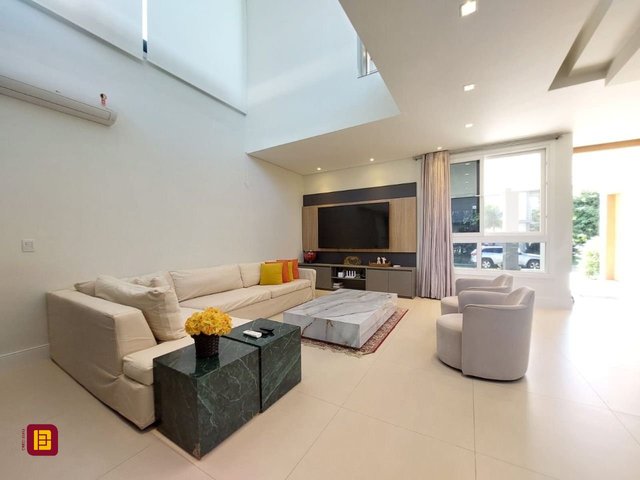 Casa com 454m², 8 quartos (sendo 4 suítes), 3 garagens, no bairro Rio Tavares em Florianópolis