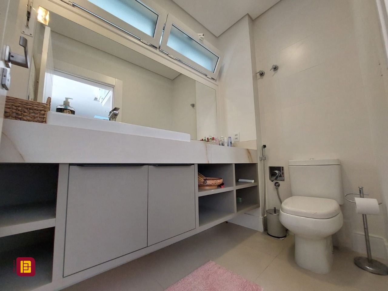 Casa com 454m², 8 quartos (sendo 4 suítes), 3 garagens, no bairro Rio Tavares em Florianópolis