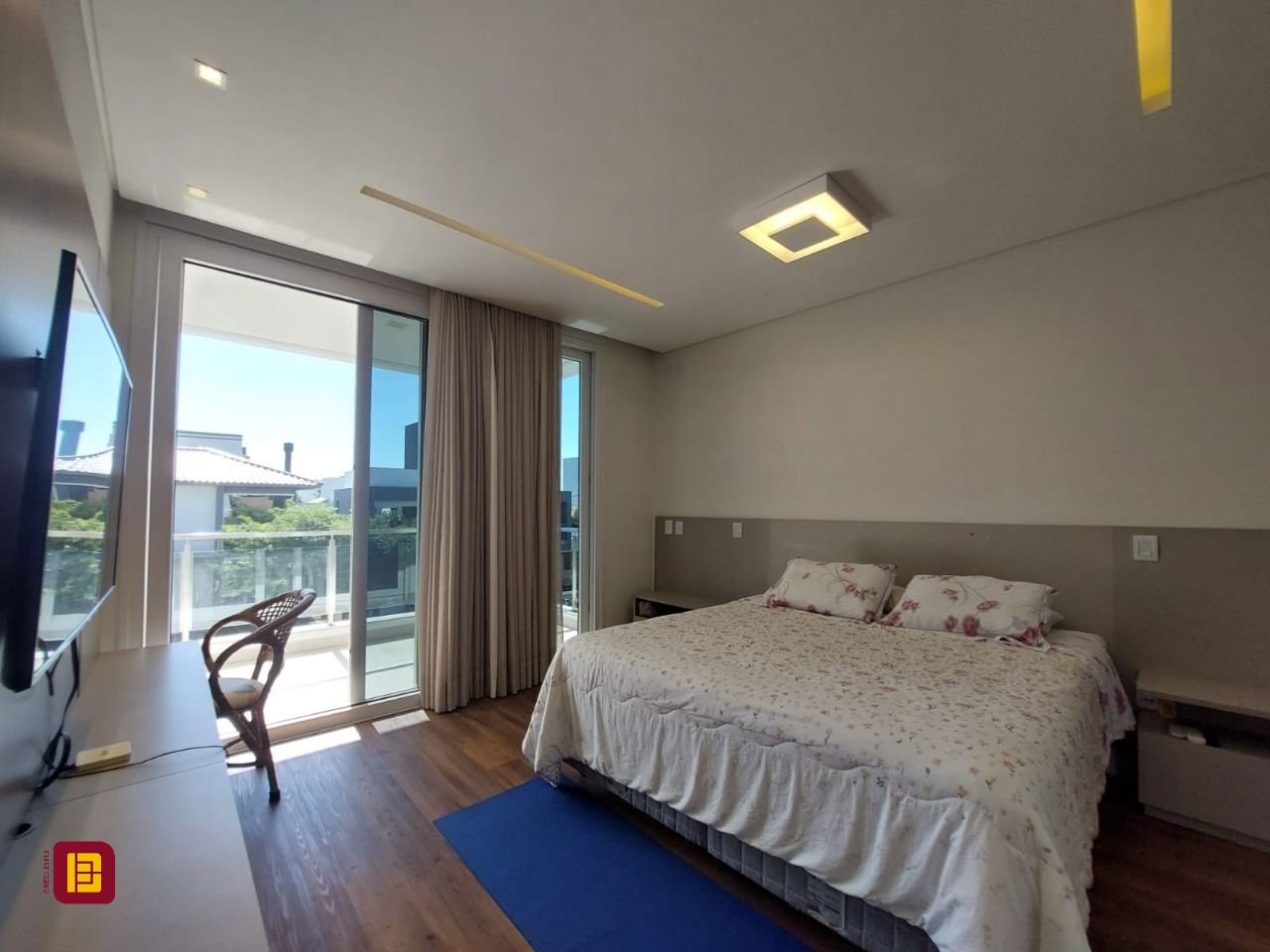 Casa com 454m², 8 quartos (sendo 4 suítes), 3 garagens, no bairro Rio Tavares em Florianópolis