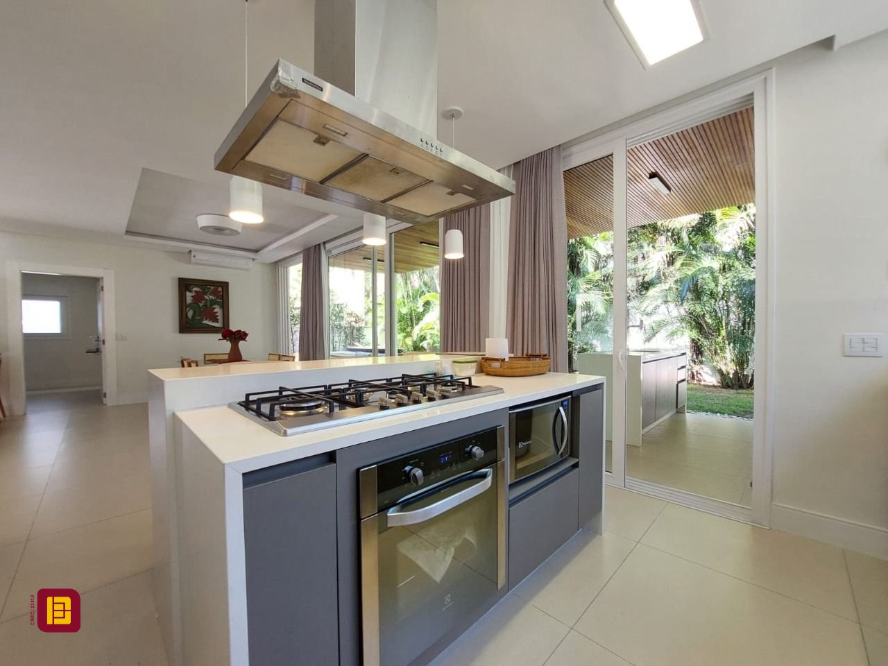 Casa com 454m², 8 quartos (sendo 4 suítes), 3 garagens, no bairro Rio Tavares em Florianópolis
