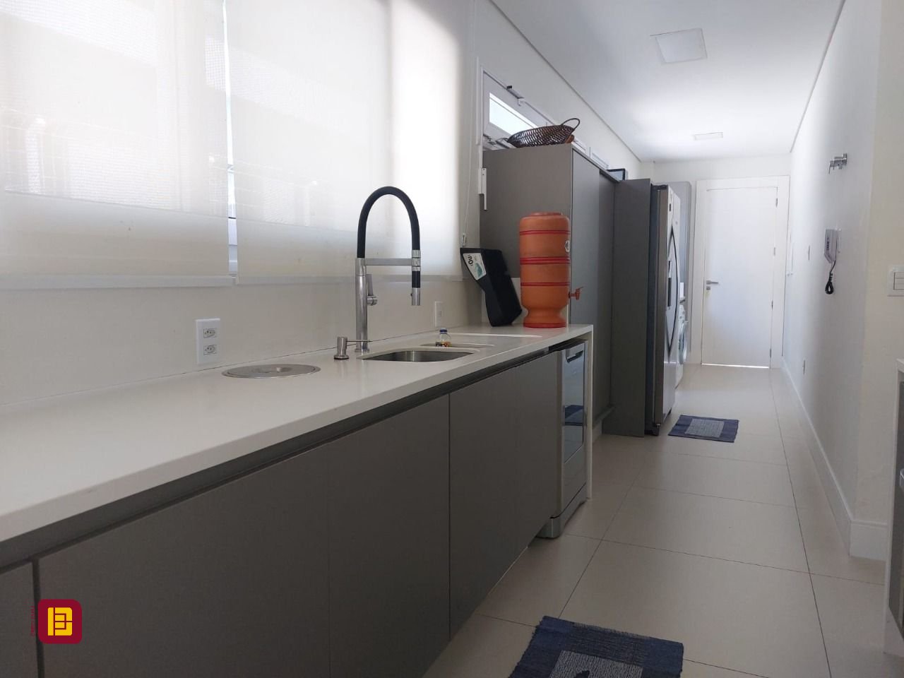Casa com 454m², 8 quartos (sendo 4 suítes), 3 garagens, no bairro Rio Tavares em Florianópolis