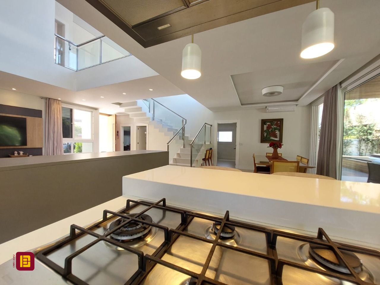 Casa com 454m², 8 quartos (sendo 4 suítes), 3 garagens, no bairro Rio Tavares em Florianópolis