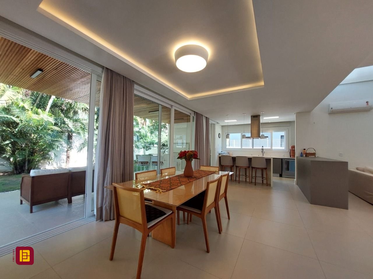 Casa com 454m², 8 quartos (sendo 4 suítes), 3 garagens, no bairro Rio Tavares em Florianópolis