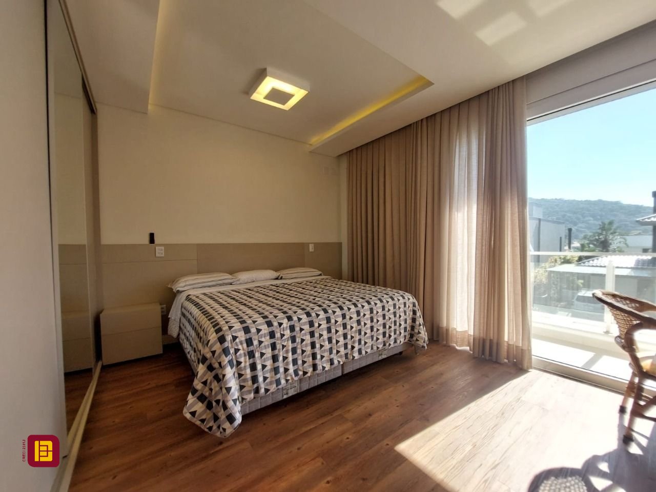 Casa com 454m², 8 quartos (sendo 4 suítes), 3 garagens, no bairro Rio Tavares em Florianópolis