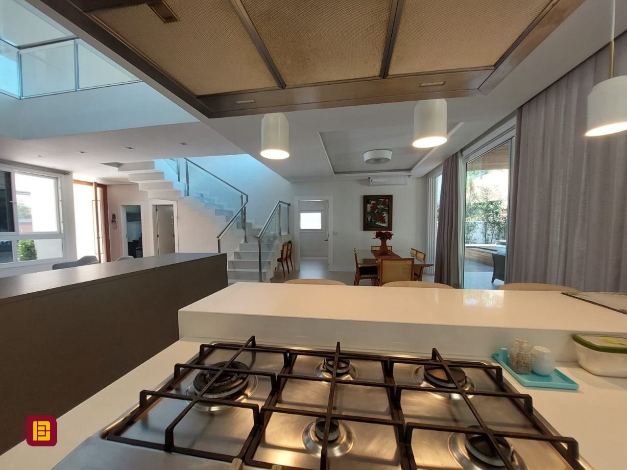 Casa com 454m², 8 quartos (sendo 4 suítes), 3 garagens, no bairro Rio Tavares em Florianópolis