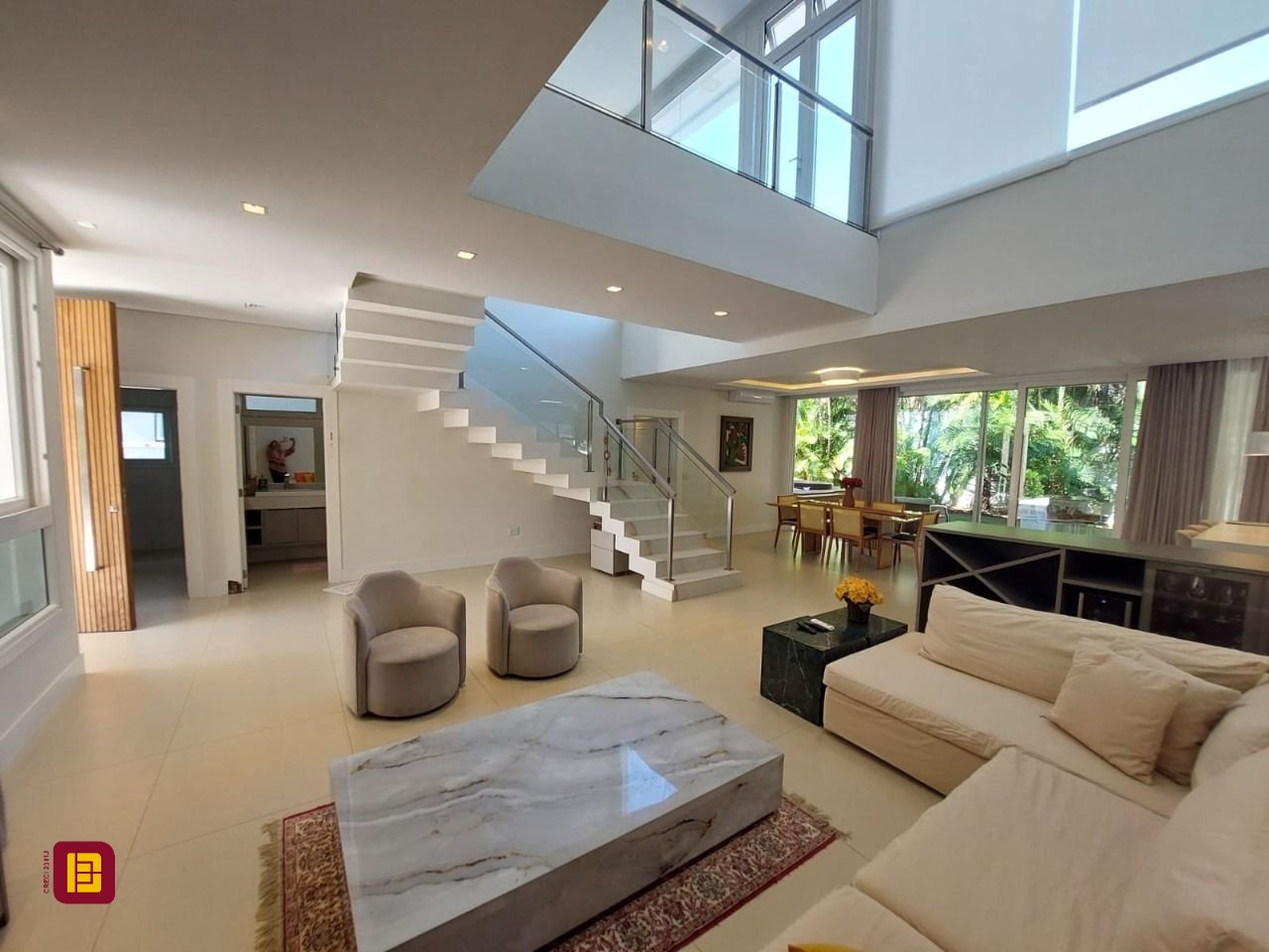 Casa com 454m², 8 quartos (sendo 4 suítes), 3 garagens, no bairro Rio Tavares em Florianópolis
