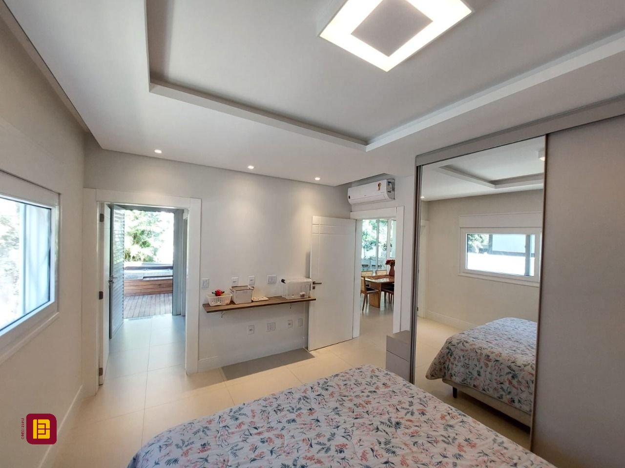Casa com 454m², 8 quartos (sendo 4 suítes), 3 garagens, no bairro Rio Tavares em Florianópolis