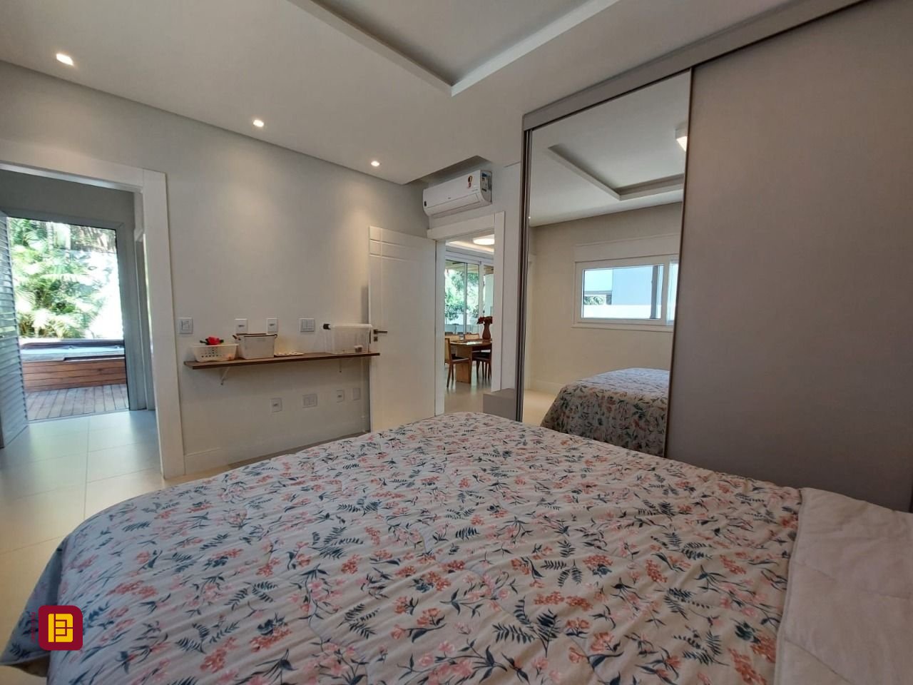 Casa com 454m², 8 quartos (sendo 4 suítes), 3 garagens, no bairro Rio Tavares em Florianópolis