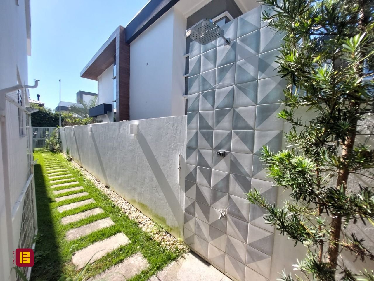 Casa com 454m², 8 quartos (sendo 4 suítes), 3 garagens, no bairro Rio Tavares em Florianópolis