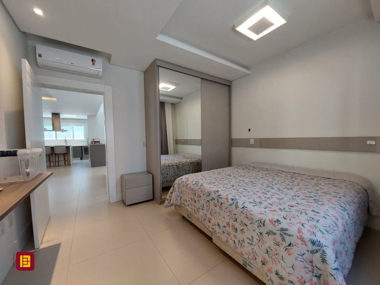 Casa com 454m², 8 quartos (sendo 4 suítes), 3 garagens, no bairro Rio Tavares em Florianópolis