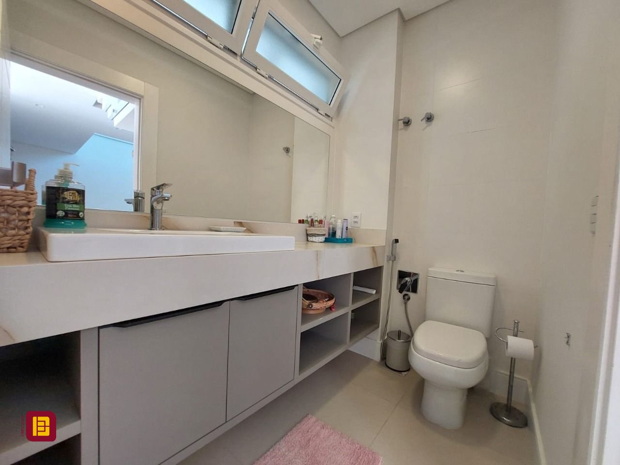 Casa com 454m², 8 quartos (sendo 4 suítes), 3 garagens, no bairro Rio Tavares em Florianópolis