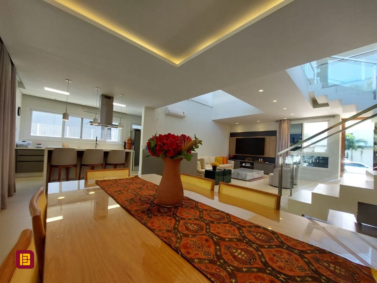 Casa com 454m², 8 quartos (sendo 4 suítes), 3 garagens, no bairro Rio Tavares em Florianópolis