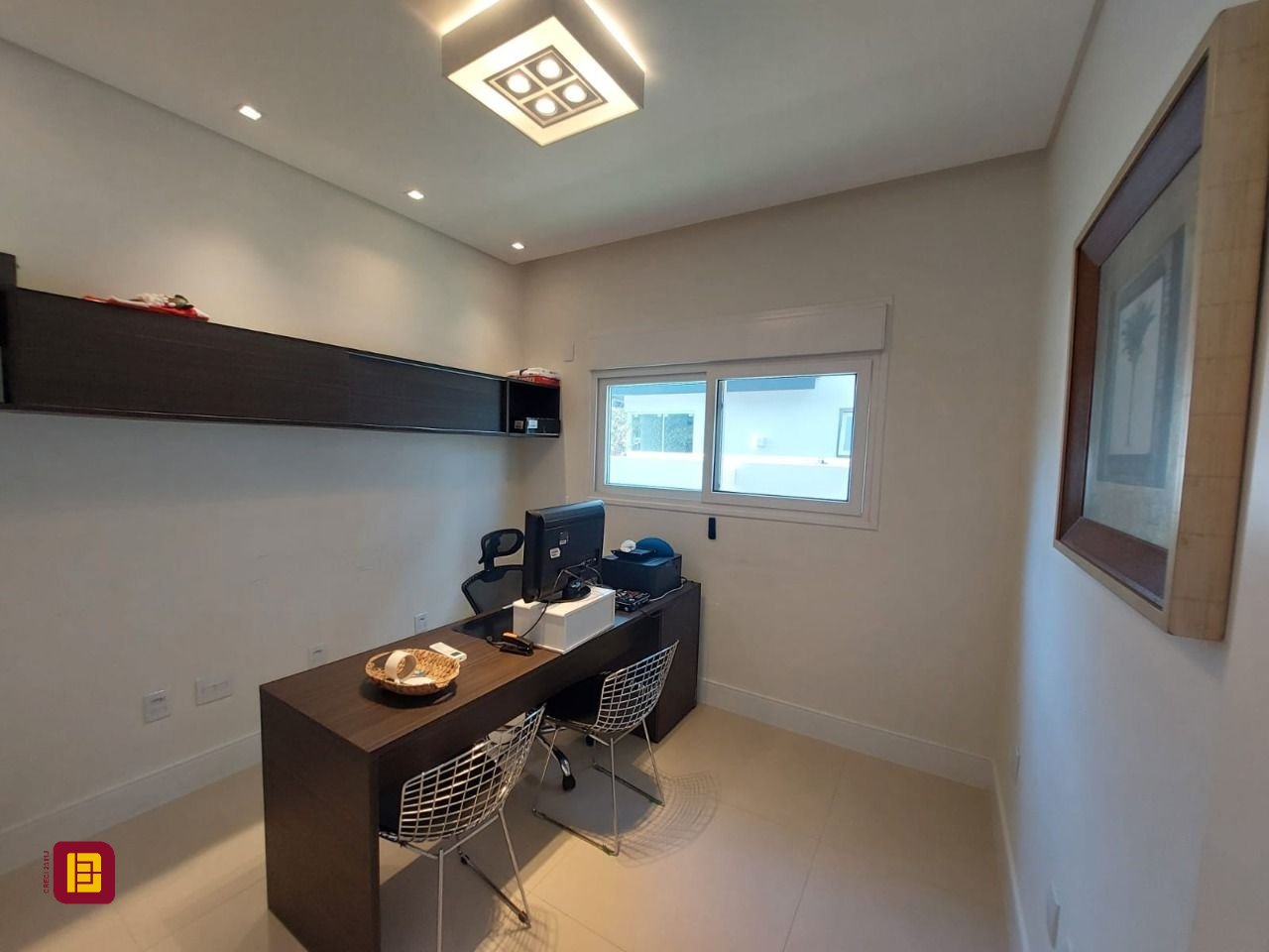 Casa com 454m², 8 quartos (sendo 4 suítes), 3 garagens, no bairro Rio Tavares em Florianópolis