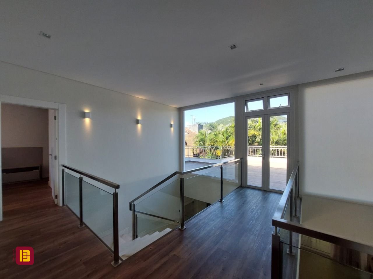 Casa com 454m², 8 quartos (sendo 4 suítes), 3 garagens, no bairro Rio Tavares em Florianópolis