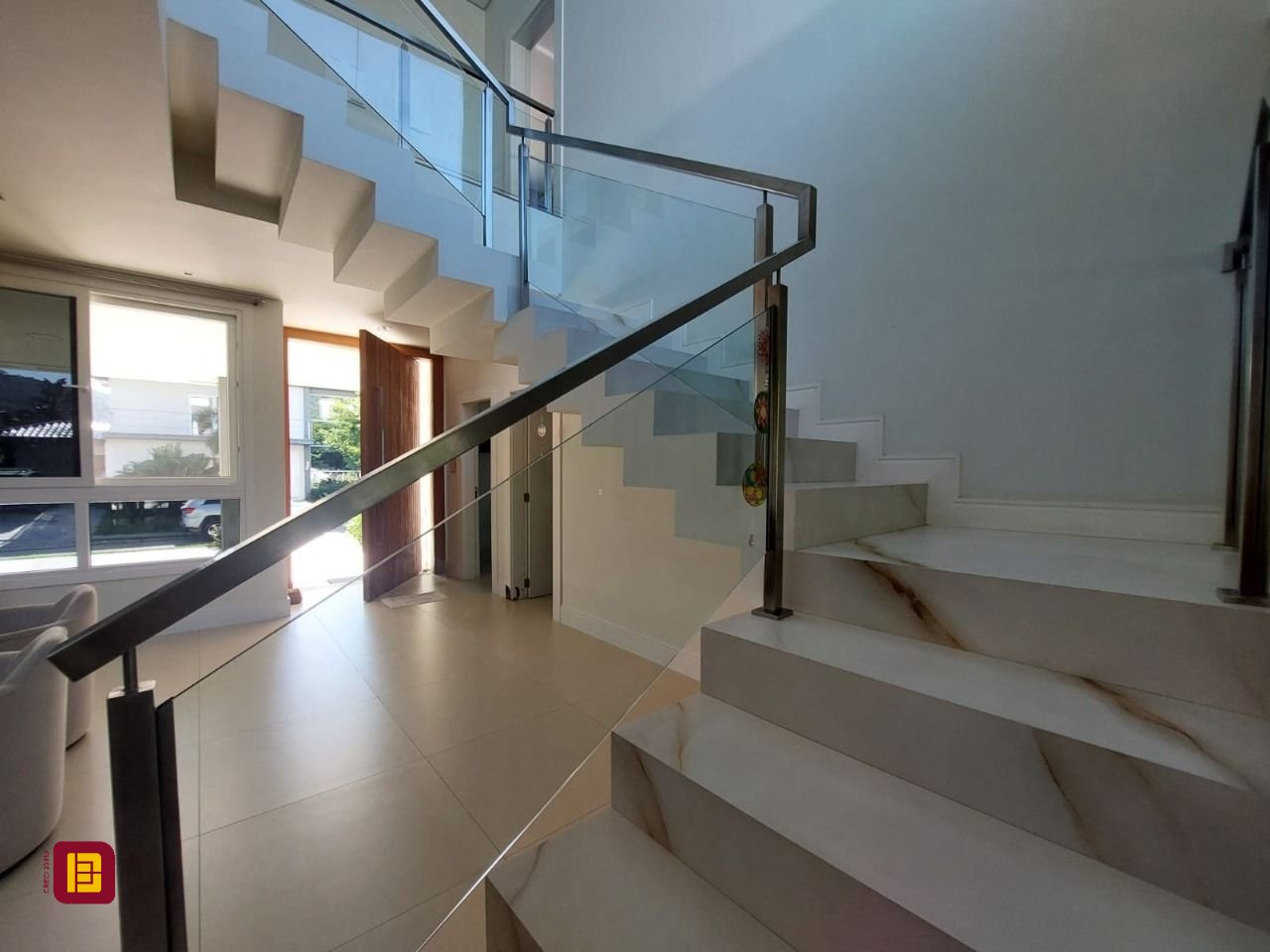 Casa com 454m², 8 quartos (sendo 4 suítes), 3 garagens, no bairro Rio Tavares em Florianópolis
