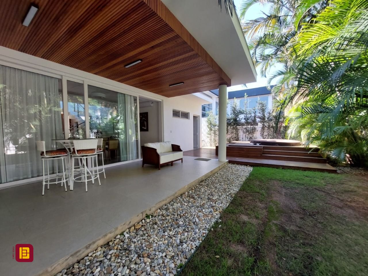 Casa com 454m², 8 quartos (sendo 4 suítes), 3 garagens, no bairro Rio Tavares em Florianópolis