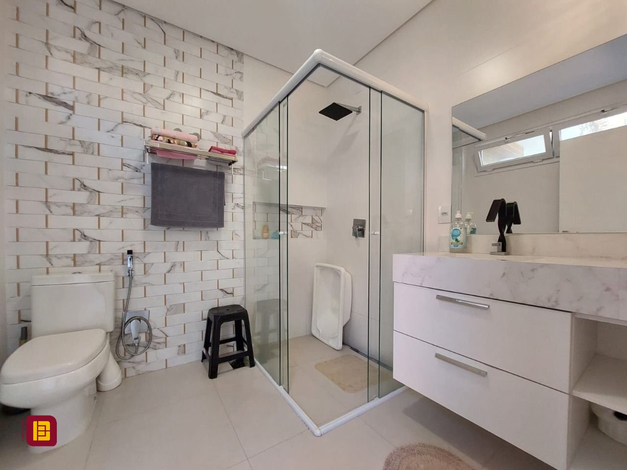 Casa com 454m², 8 quartos (sendo 4 suítes), 3 garagens, no bairro Rio Tavares em Florianópolis