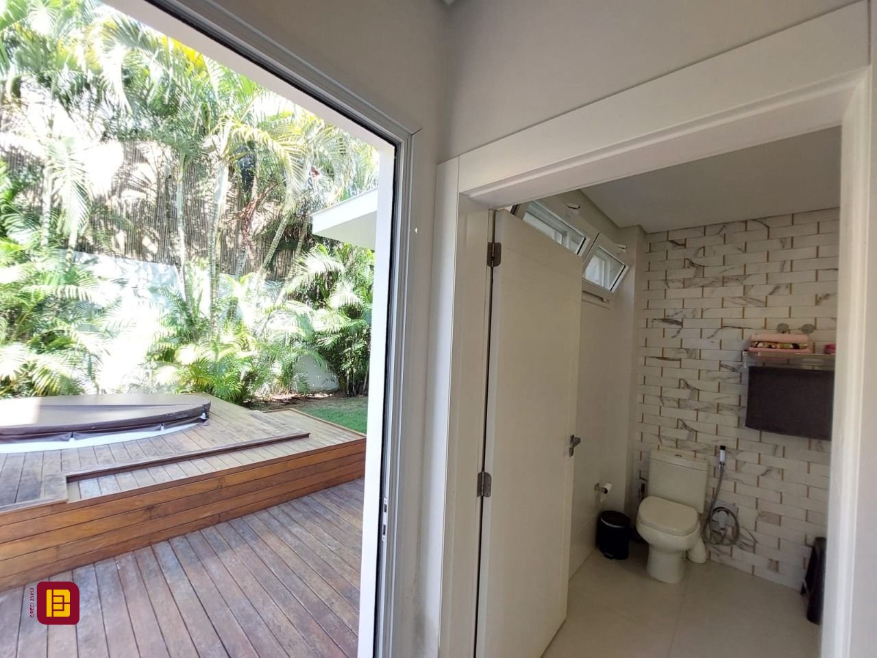 Casa com 454m², 8 quartos (sendo 4 suítes), 3 garagens, no bairro Rio Tavares em Florianópolis