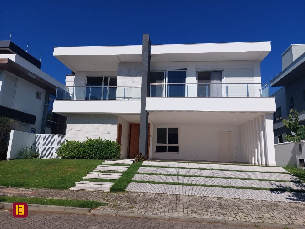 Casa com 454m², 8 quartos (sendo 4 suítes), 3 garagens, no bairro Rio Tavares em Florianópolis