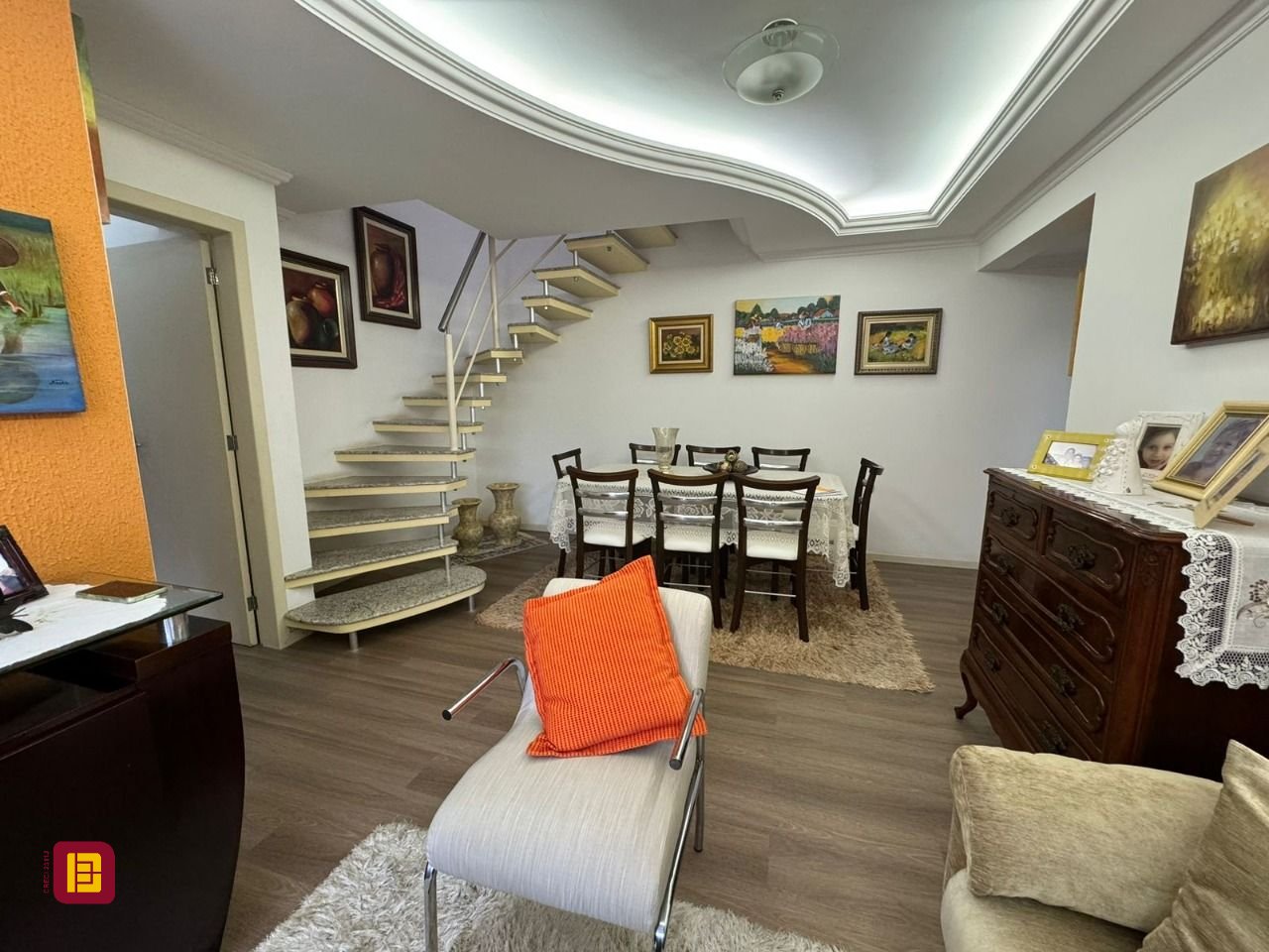 Cobertura com 182m², 3 quartos (sendo 1 suíte), 2 garagens, no bairro Córrego Grande em Florianópolis