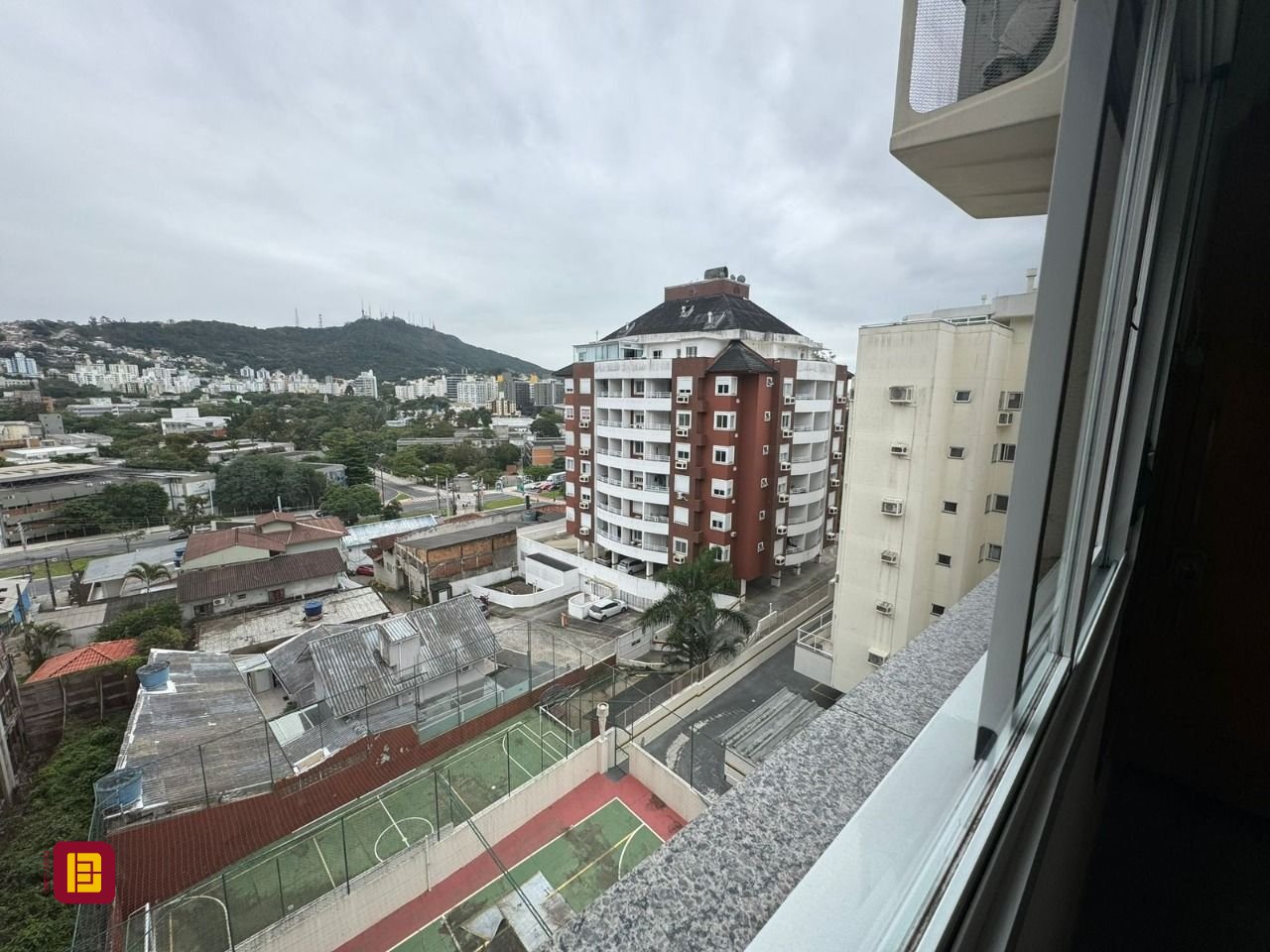 Cobertura com 182m², 3 quartos (sendo 1 suíte), 2 garagens, no bairro Córrego Grande em Florianópolis