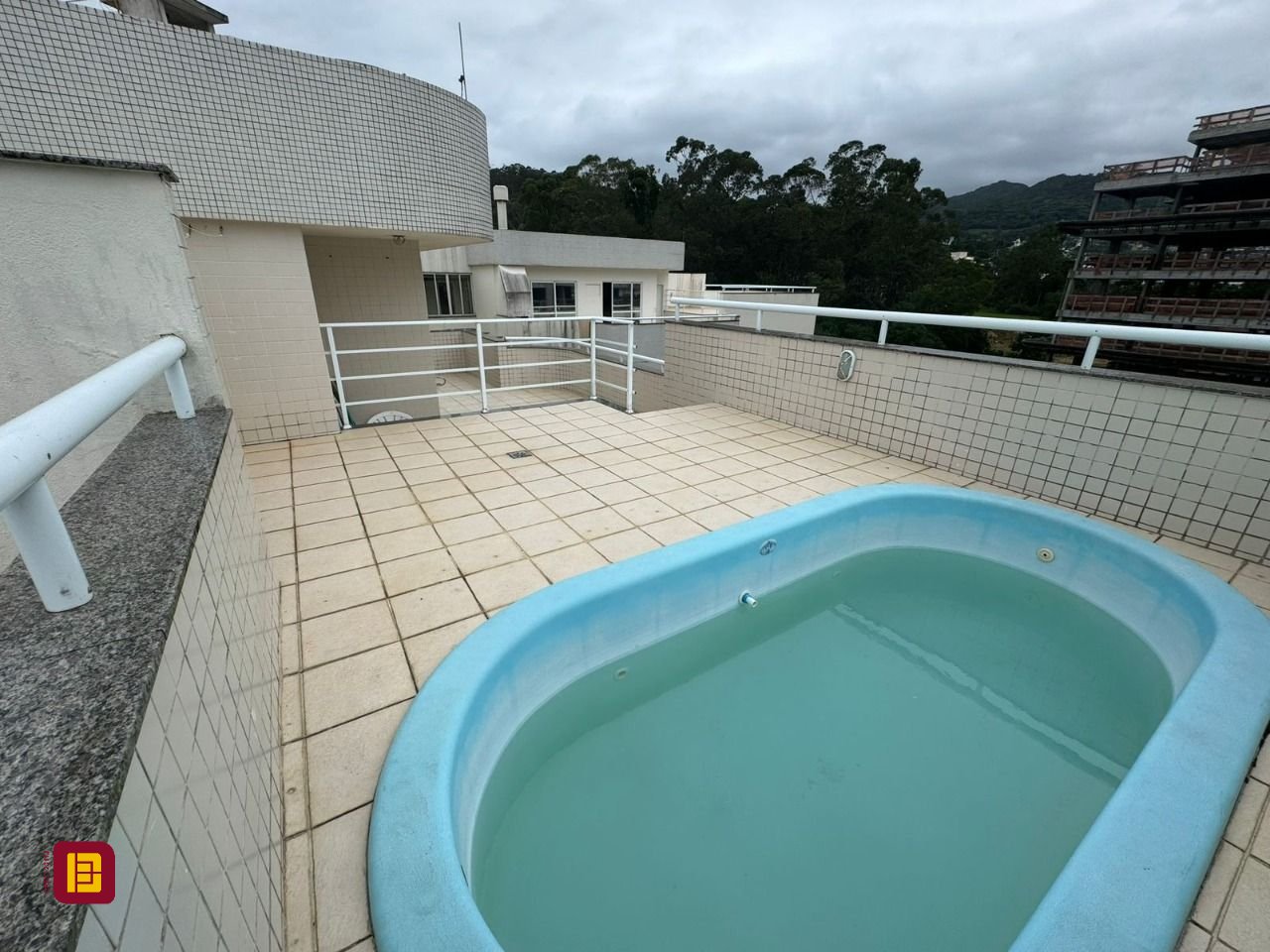 Cobertura com 182m², 3 quartos (sendo 1 suíte), 2 garagens, no bairro Córrego Grande em Florianópolis