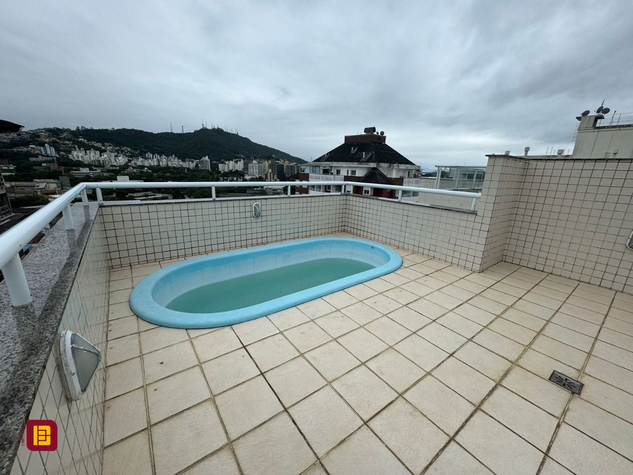Cobertura com 182m², 3 quartos (sendo 1 suíte), 2 garagens, no bairro Córrego Grande em Florianópolis