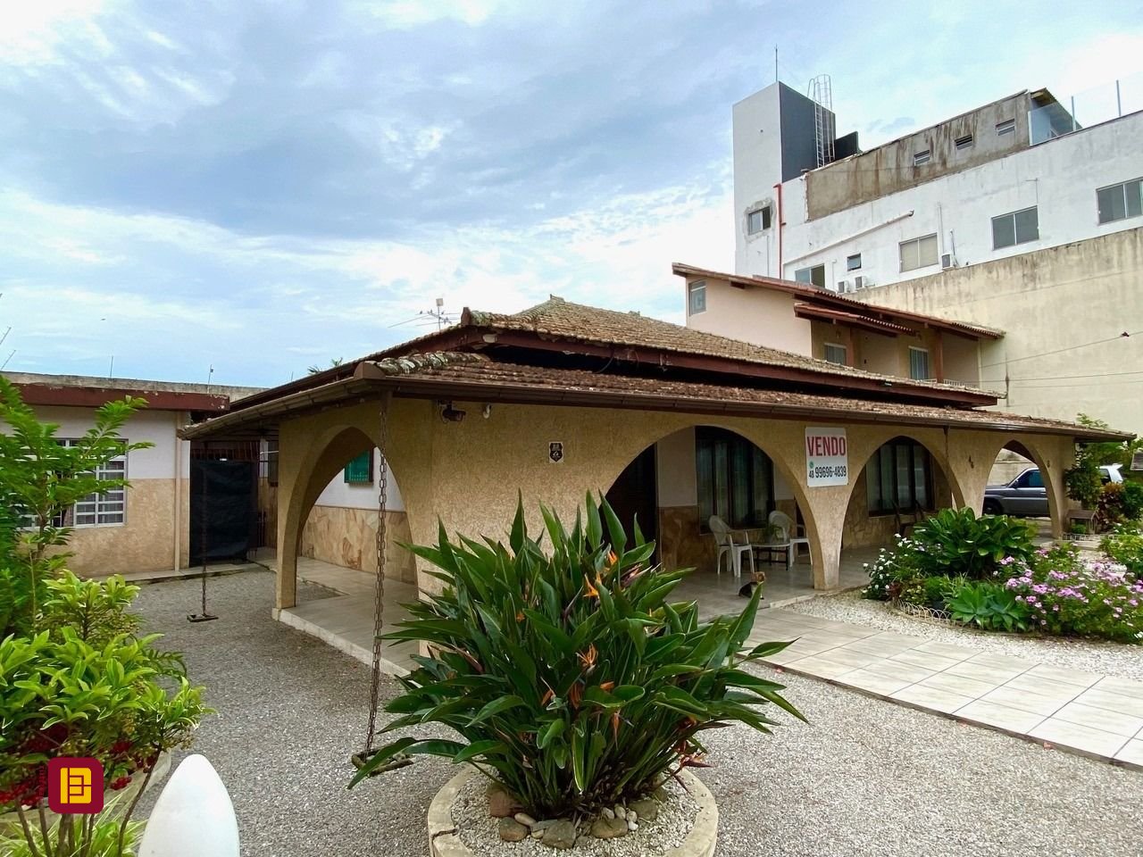Casa com 320m², 4 quartos (sendo 1 suíte), 3 garagens, no bairro Praia Comprida em São José