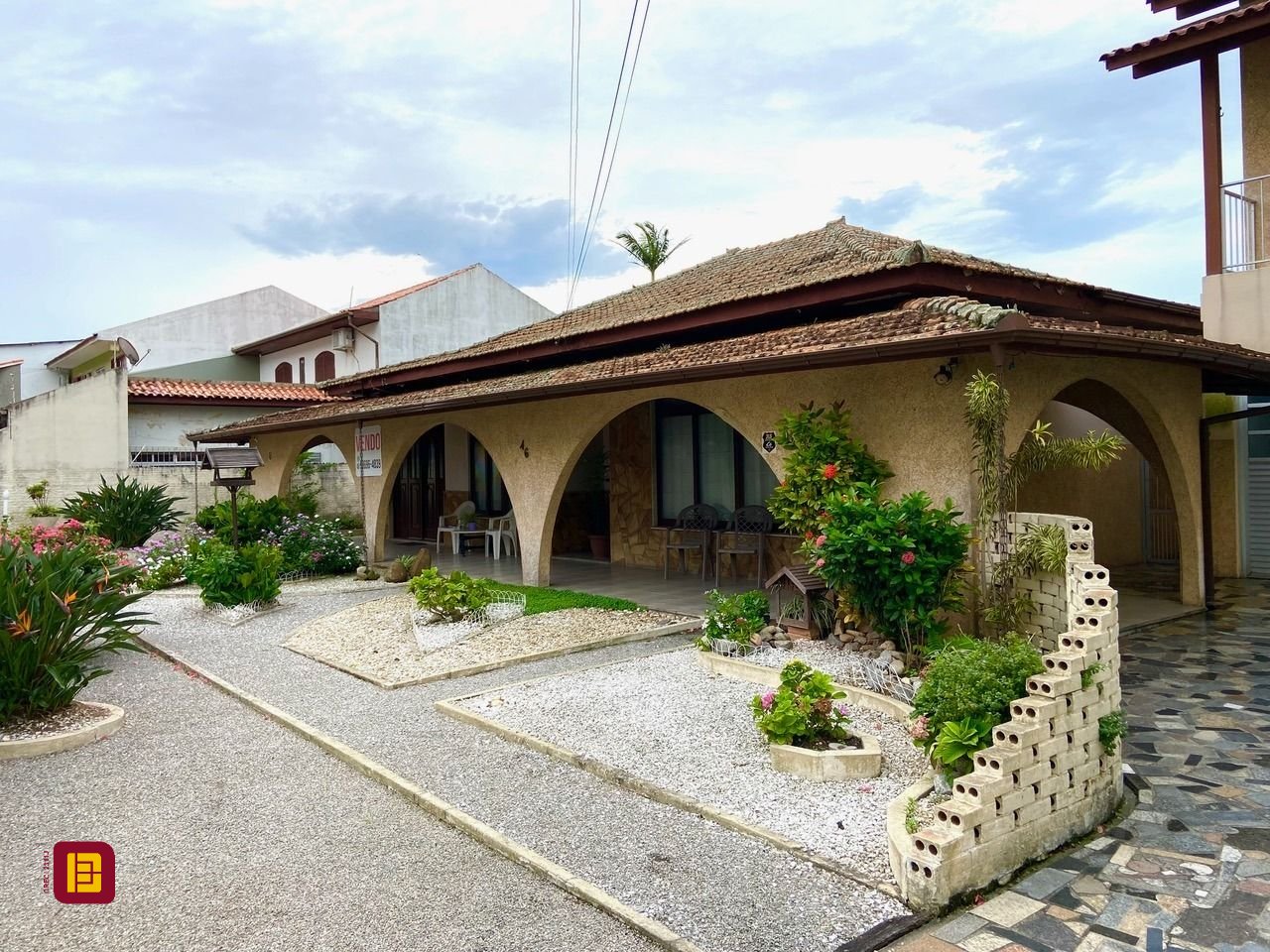 Casa com 320m², 4 quartos (sendo 1 suíte), 3 garagens, no bairro Praia Comprida em São José