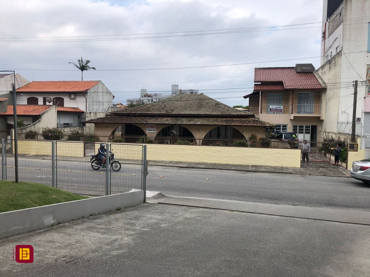 Casa com 320m², 4 quartos (sendo 1 suíte), 3 garagens, no bairro Praia Comprida em São José