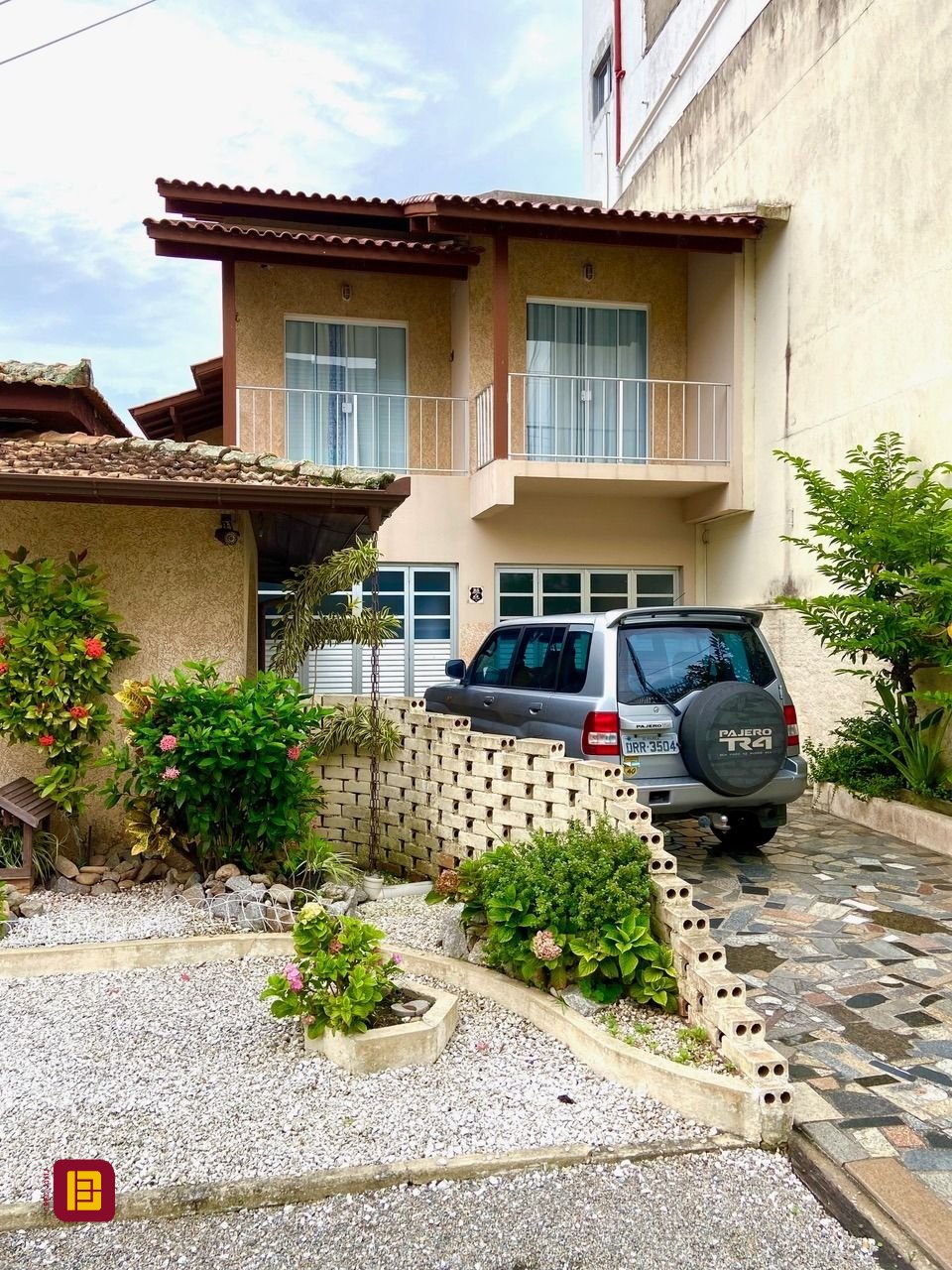 Casa com 320m², 4 quartos (sendo 1 suíte), 3 garagens, no bairro Praia Comprida em São José